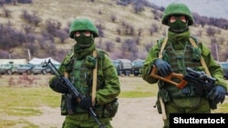 Коли Володимира Путіна запитали, чому однострої військових у Криму в березні 2014 року схожі на російські, він відповів, що їх можна купити в будь-якому воєнторзі