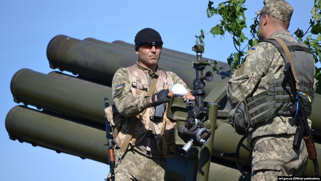 Українські артилеристи біля реактивної системи залпового вогню 9П140 «Ураган» (ілюстраційне фото)