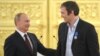 Президент Росії Володимир Путін (ліворуч) вітає хокеїста Олександра Овечкіна після перемоги Росії на чемпіонаті світу з хокею серед чоловіків у 2014 році
