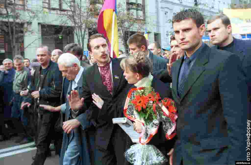 На акции протеста "Вставай, Украина!", во время которой оппозиция требовала проведения внеочередных выборов и скорейшего ухода в то время президента страны Леонида Кучмы. Киев, 16 сентября 2002 года 
