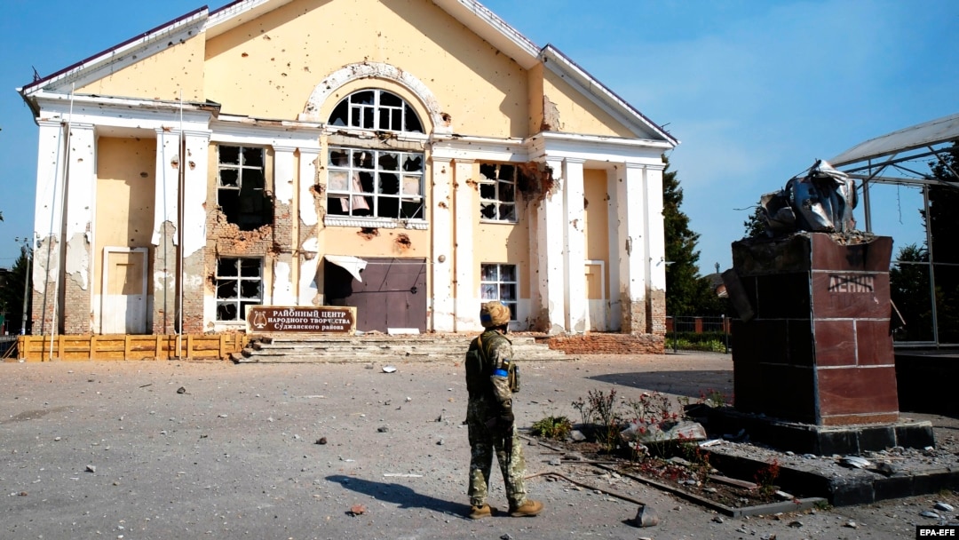 Український військовий біля знищеного пам’ятника Володимиру Леніну на центральній площі в Суджі, Курська область, Росія, 21 серпня 2024 року