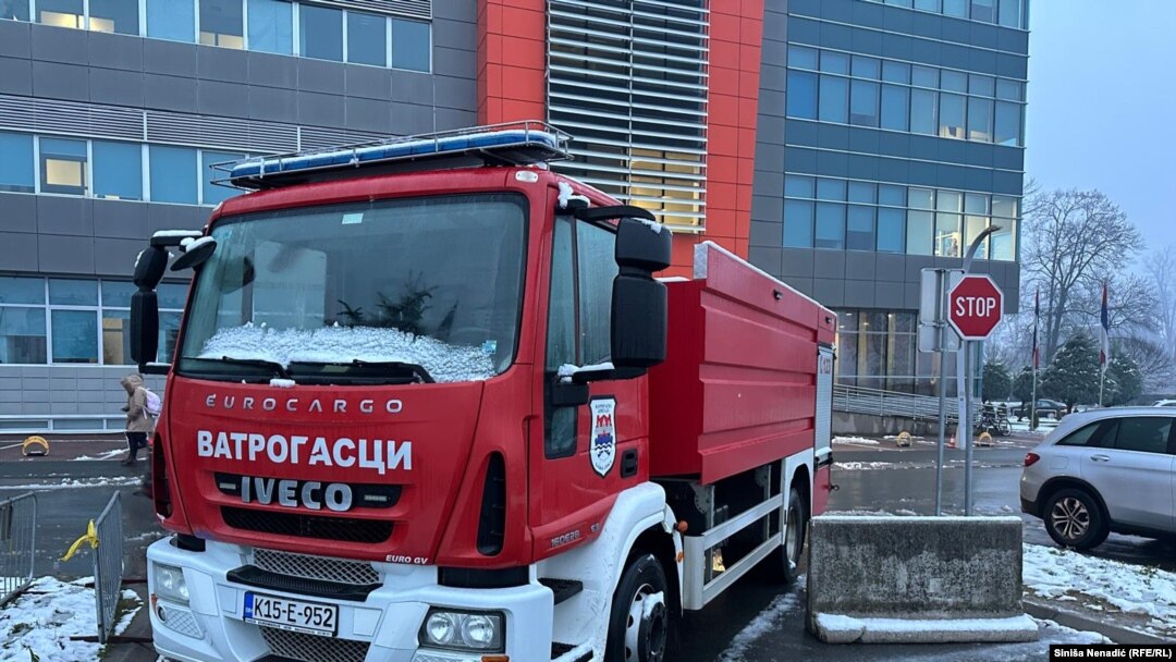 Vatrogasno vozilo na parkingu ispred zgrade Vlade RS u Banjaluci, 9. decembar 2024.