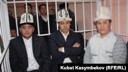 Камчыбек Ташиев, Садыр Жапаров и Талант Мамытов в зале суда, Бишкек, 10 января 2013 года.