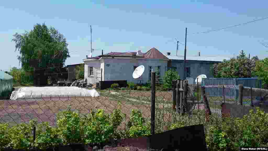Долинкадағы шіркеу ғимаратында қазір адамдар тұрып жатыр. Бұл шіркеуді осында келген немістер салған. Кейіннен Карлаг құрылғанда шіркеу перзентханаға айналған. Мұнда Карлагта жұмыс істейтін адамдардың әйелдері, кейбір деректерге қарағанда тұтқындар да босанған. 1959 жылы Карлагты қайта құрған, сол кезде бұл ғимаратты жергілікті тұрғындарға баспана ретінде берген. 