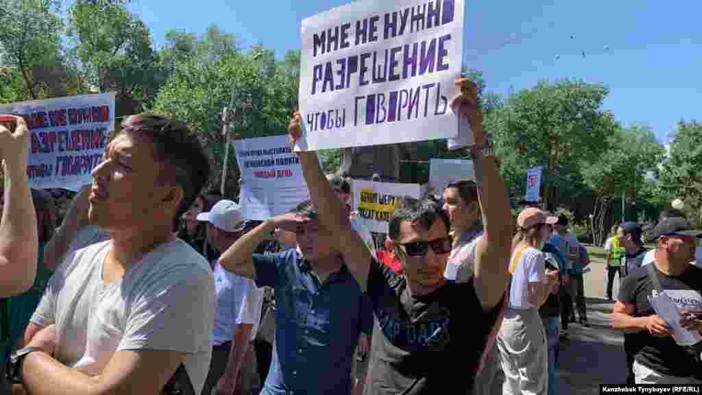 В Конституции Казахстана прописано право граждан мирно и без оружия собираться, проводить собрания, митинги и демонстрации, шествия и пикетирование, однако там же говорится, что пользование этим правом «может ограничиваться законом». Принятый в 1995 году закон о порядке организации и проведения мирных собраний, митингов, шествий, пикетов и демонстраций (с тех пор не претерпевший значительных изменений) гласит, что для проведения собрания, митинга, шествия или демонстрации граждане должны предварительно обратиться в местные органы власти за разрешением.