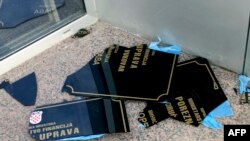 Razbijena i skinuta ploča Porezne uprave