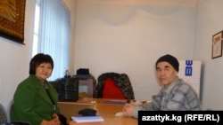 Төлөкан Исмаилова жана Азимжан Асакаров.