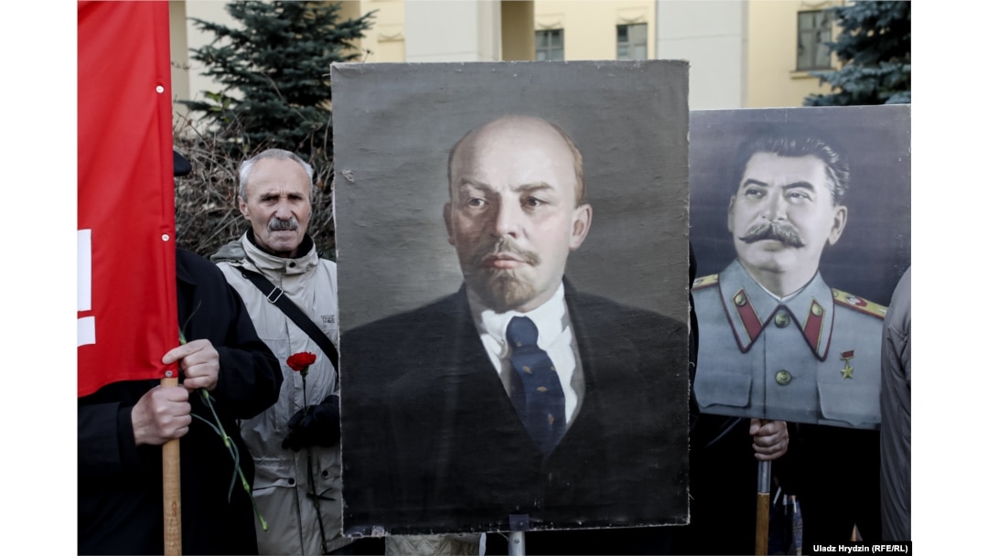 Нинішні прихильники комуністів носять на своїх акціях портрети Леніна і Сталіна. Але вожді були не завжди згодні один з одним