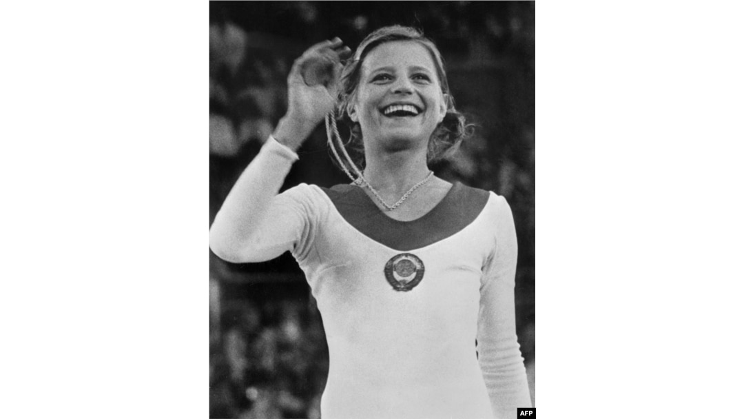 Ольга Корбут із золотою медаллю на Олімпіаді в Мюнхені, 1972 рік
