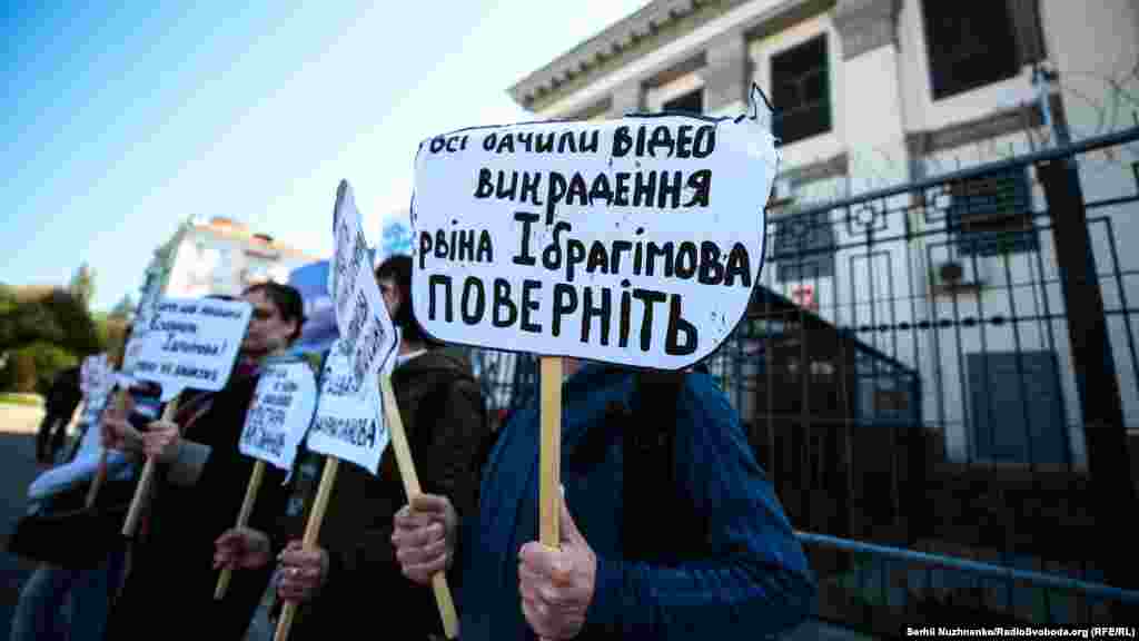 Активісти та правозахисники влаштовують акції з тих пір, як викрали Ервіна Ібрагімова. Член виконкому Всесвітнього конгресу кримських татар був викрадений невідомими в Бахчисараї 24 травня 2016 року