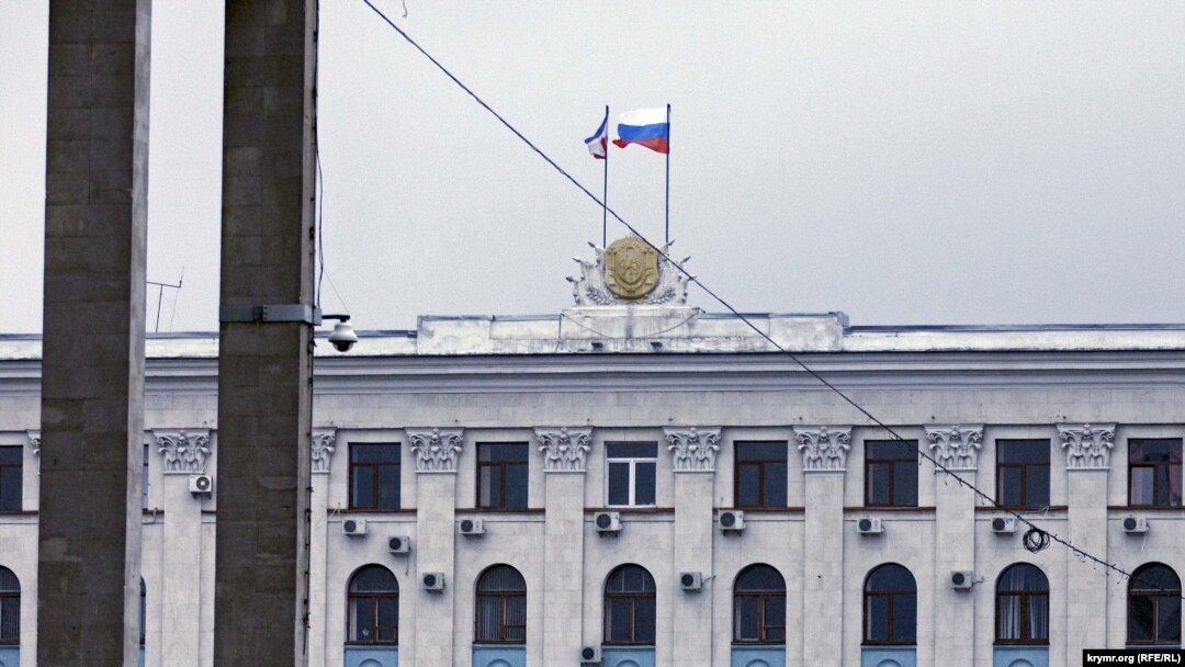 Російський прапор на будівлі кримського уряду, 27 лютого 2014 року