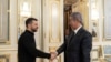 Украинанын президенти Владимир Зеленский Орусиянын Украинага чабуулдары улантылып жаткан маалда Жапониянын жаңы тышкы иштер министри Такэси Ивая мырза менен Киевде жолугушту. 2024-жылдын 16-ноябры.