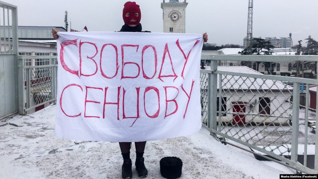 Марія Альохіна провела одиночний пікет на підтримку Олега Сенцова на залізничному вокзалі Сімферополя, 27 лютого 2018 року