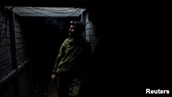 Військовий 72-ї окремої механізованої бригади «Чорні запорожці» поблизу лінії фронту на Дніпропетровщині, травень 2025 року