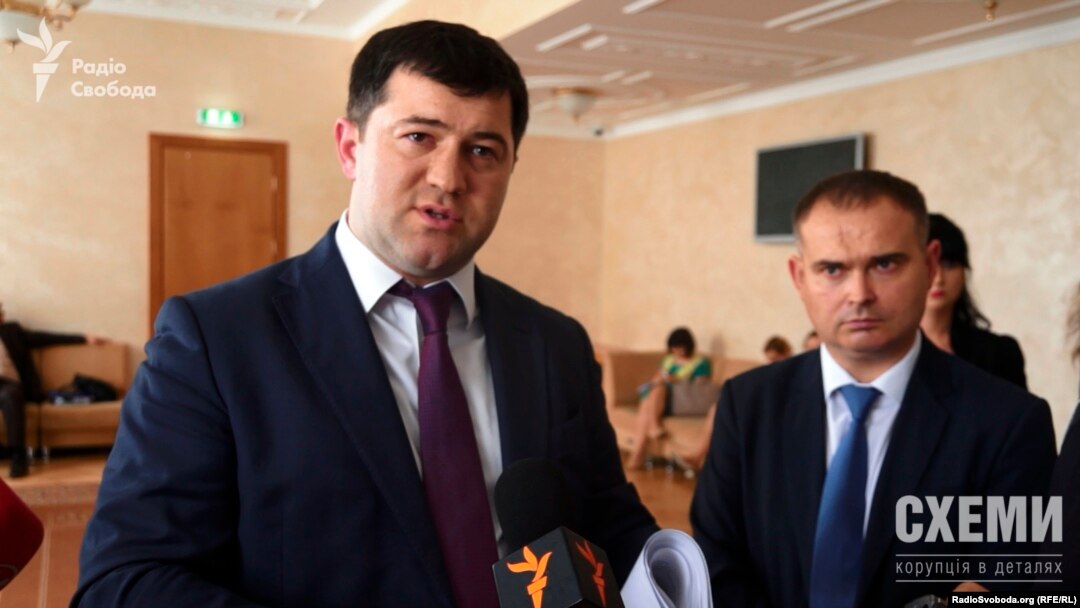 На фото ліворуч: голова Державної фіскальної служби України Роман Насіров