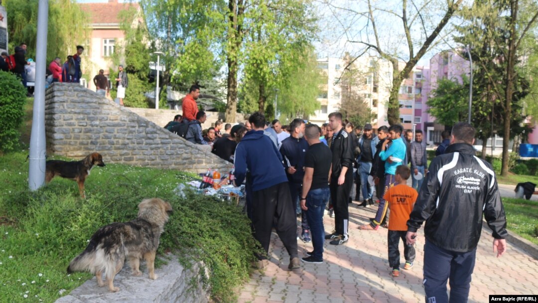 Stanovnici Velike Kladuše donijela hranu i piće migrantima, maj 2018.