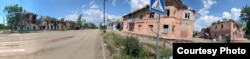 Одна з вулиць Маріуполя після блокади, ледь не кожна булівля пошкоджена. Весна 2022 року