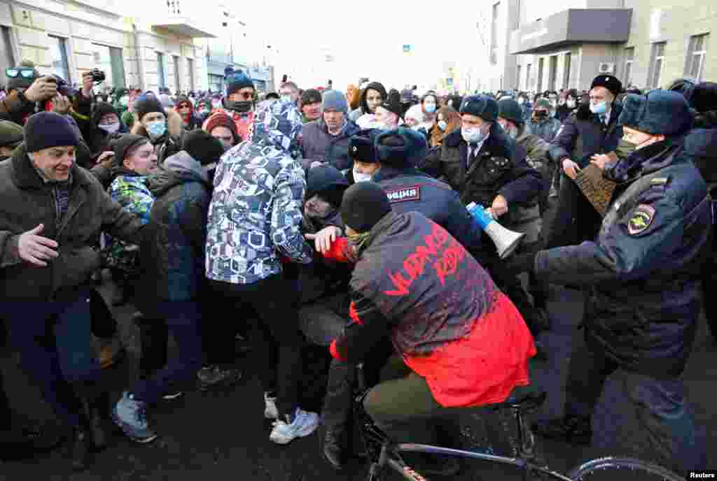Во Владивостоке, где задержаны 35 человек, было возбуждено первое уголовное дело по статье 267.1 Уголовного кодекса России («Действия, угрожающие безопасной эксплуатации транспортных средств») – соответствующий закон вступил в силу в 2021 году, сообщают правозащитники из «Апология протеста»