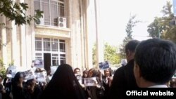  تجمع خانواده های زندانیان سیاسی در مقابل دادستانی تهران - عکس از وب سایت کلمه 