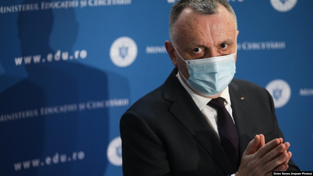 Ministrul Educației, Sorin Câmpeanu, are de luat o decizie grea. Deschide sau nu deschide școlile pe 8 februarie, data începerii noului semestru. 