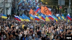 Марш миру у Москві, учасники несуть українські та російські прапори. 21 вересня 2014 року 
