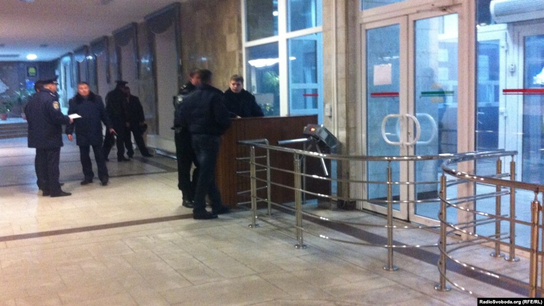 Посилена охорона донецької ОДА, 2 грудня 2013 року