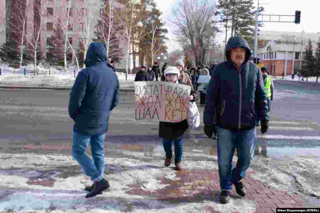 Нұр-Сұлтандағы наразылардың бірі. Қазақстанда жұрт митингіге шығу үшін жергілікті биліктен рұқсат алуы тиіс. Жергілікті әкімдіктер түрлі себеппен митингіге рұқсат ете бермейді. Елде рұқсат етілмеген митингілер заңсыз деп танылып, қатысушылары ұсталады.