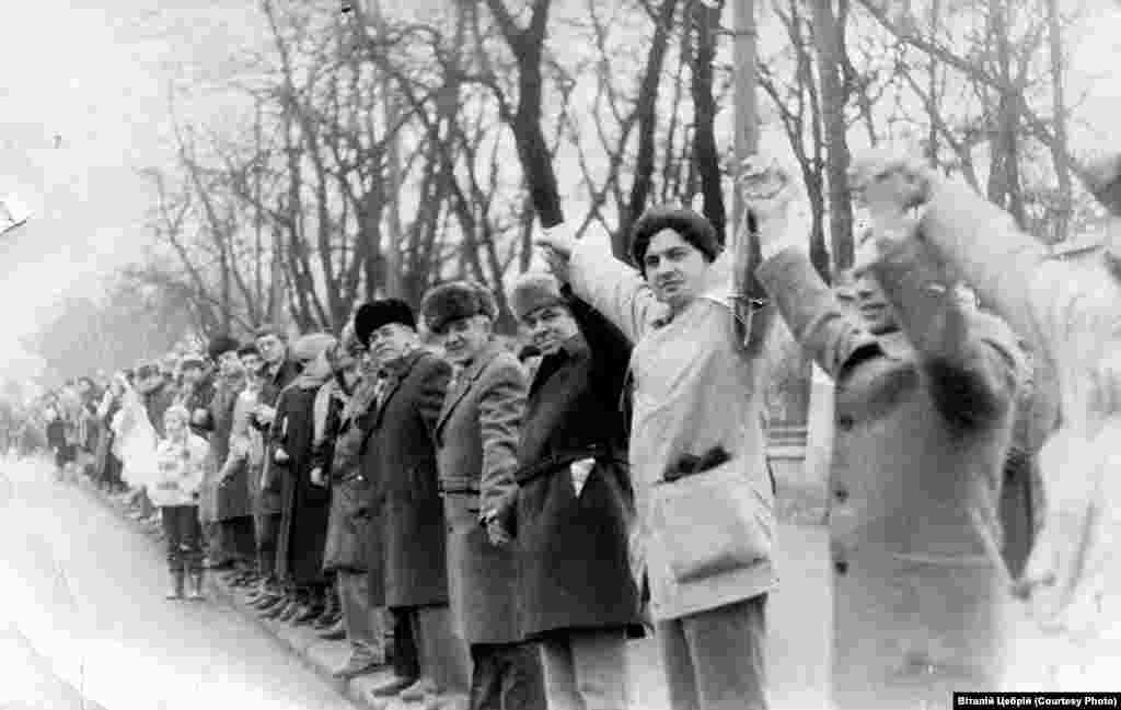 Після проведення «Живого ланцюга» у Києві, Житомирі, Львові та Івано-Франківську відбулися мітинги-молебні