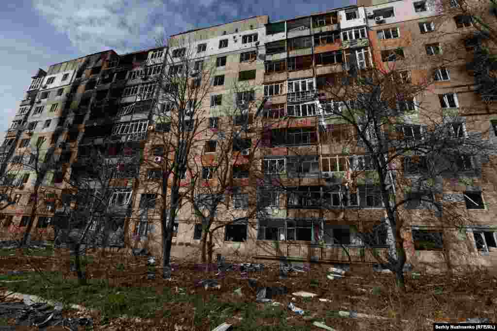 Сгоревший жилой дом в Авдеевке в Донецкой области, ноябрь 2023 года. Битва за город завершилась в феврале 2024 года. В Авдеевке нет ни одного целого здания. По словам украинского командира, оккупация города дорого обошлась России, в боях погибли 47 тысяч российских военных. Москва не говорит открыто о потерях своей армии в отдельных боях и войне в целом