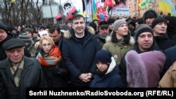 Міхеїл Саакашвілі в оточенні прихильників під час «Маршу за майбутнє» у Київі, 4 лютого 2018 року 