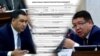 Минкабдын төрагасынын биринчи орун басары Данияр Амангелдиев менен Салык кызматынын жетекчиси Алмамбет Шыкмаматов ЭТТК маселесинен улам кайым айтышты. Коллаж.