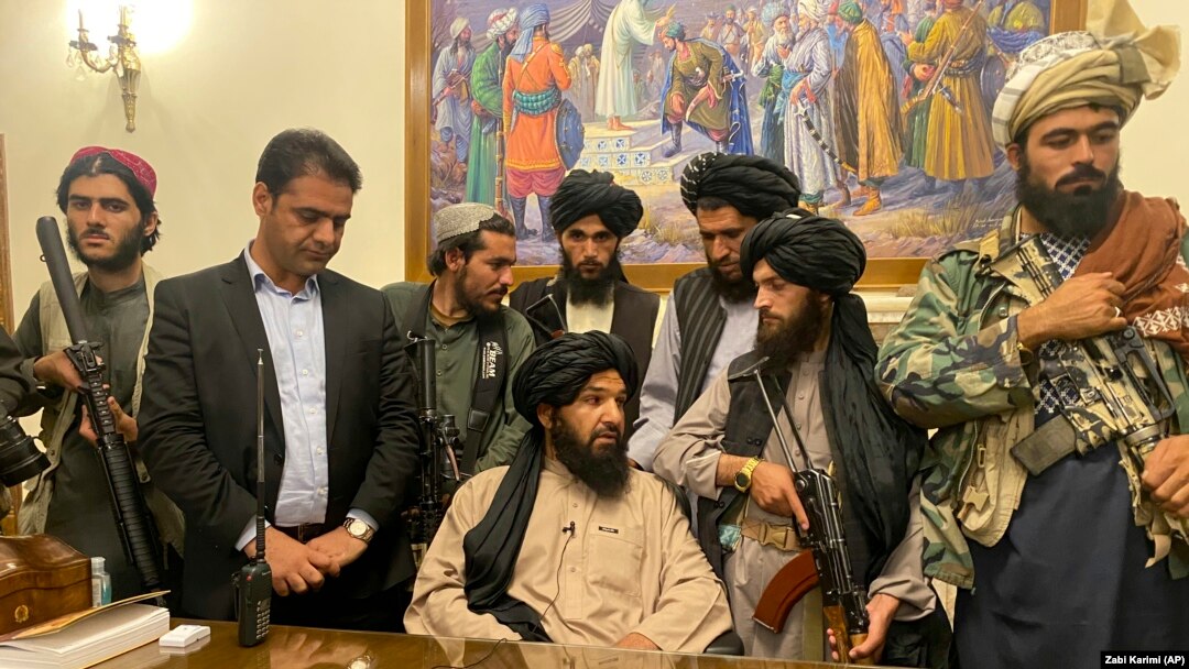 طالب وسله وال له هغه وروسته ارګ ته ننوتل چې ولسمشر محمد اشرف له هېواد پرېښود. د ۲۰۲۱ز کال د اګست ۱۵مې انځور.