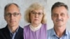 Jurnaliștii RFE / RL Ales Dașcinski (stânga), Ina Stuținskaia (centru) și Aleh Hrusțilovici (dreapta)