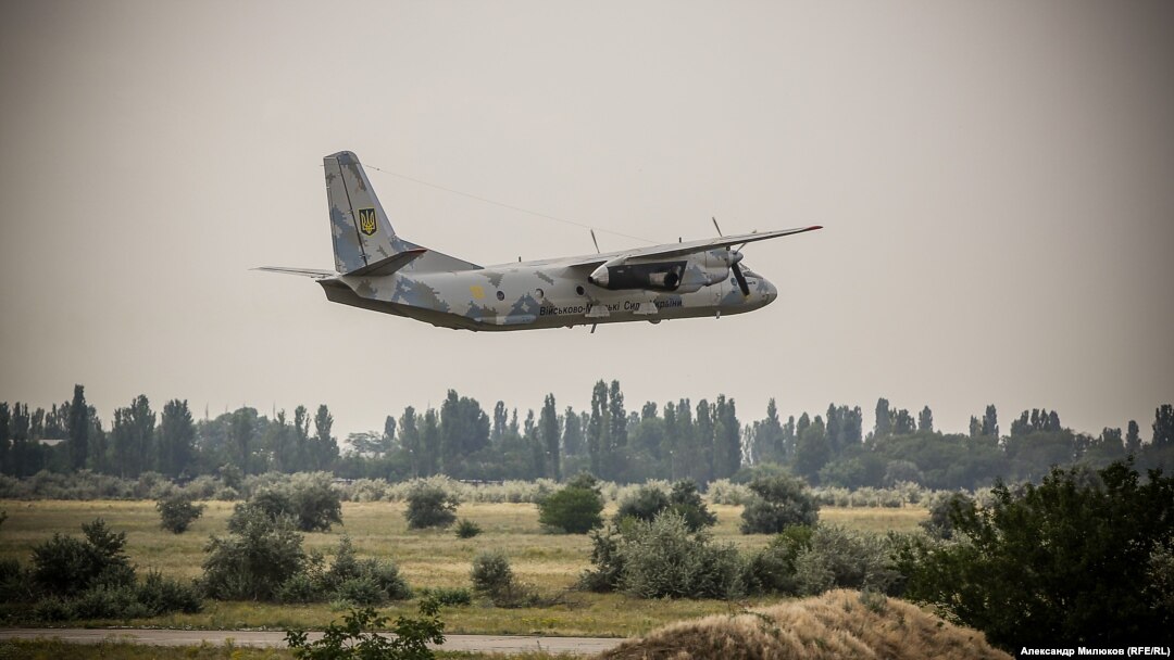 Літак АН-26 над аеродромом. Миколаїв, 12 липня 2018 року