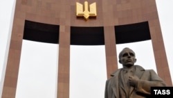 5 лютого вночі невідомі червоною фарбою облили монумент провідникові Організації українських націоналістів
