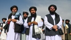 Portparol talibana Zabihulah Mudžahid (u centru) obraća se medijima na aerodromu u Kabulu nakon što su snage SAD napustile Avganistan, 31. avgust