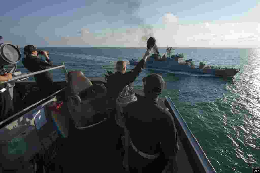 Команда американського ракетного есмінця USS Carney (DDG 64) вітає команду румунського фрегату ROS Macellariu (F 265) під час проведення міжнародних навчання «Сі-Бриз 2016», Чорне море, 14 липня 2017 року БІЛЬШЕ ПРО ЦЕ