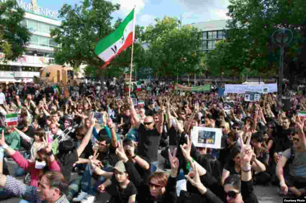 جوانان ایرانی از جنب و جوش نمیافتند؛ از فعالیتهای فرهنگی تا سیاسی و اجتماعی... همه جا حضور دارند.