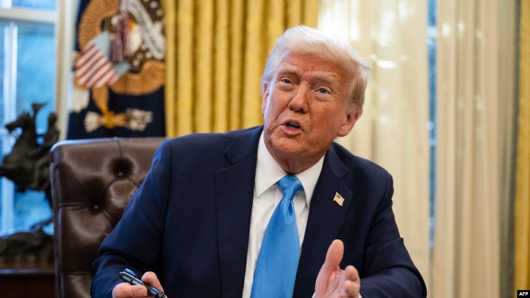 Predsjednik Donald Trump razgovara s novinarima nakon što je potpisao izvršnu uredbu kojom se njegova zemlja povlači iz brojnih tijela UN-a.