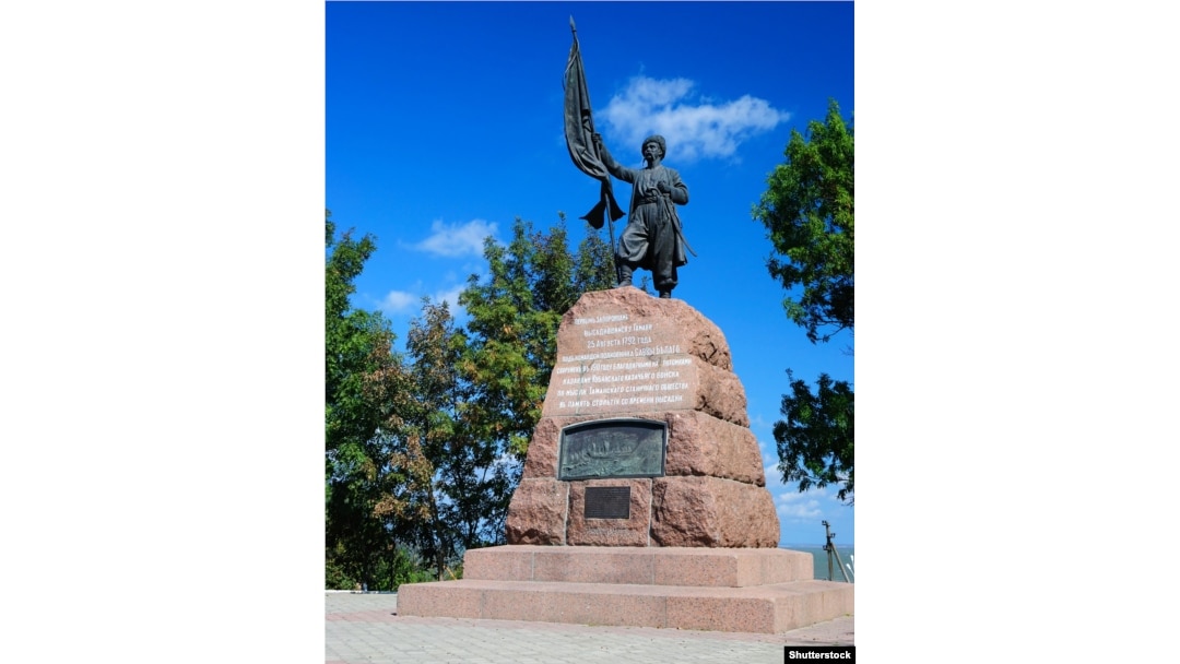Кубань. Пам’ятник Запорозькому Козаку в станиці Тамані – першому поселенні українських козаків на Кубані наприкінці ХVIII століття, які заснували Чорноморське козаче військо