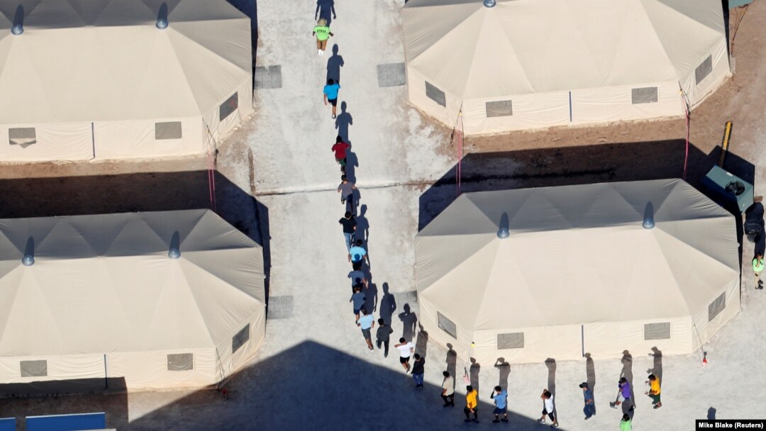 Deca migranata, od koje je većina nasilno odvojena od roditelja, u jednom od sabirnih centara u SAD