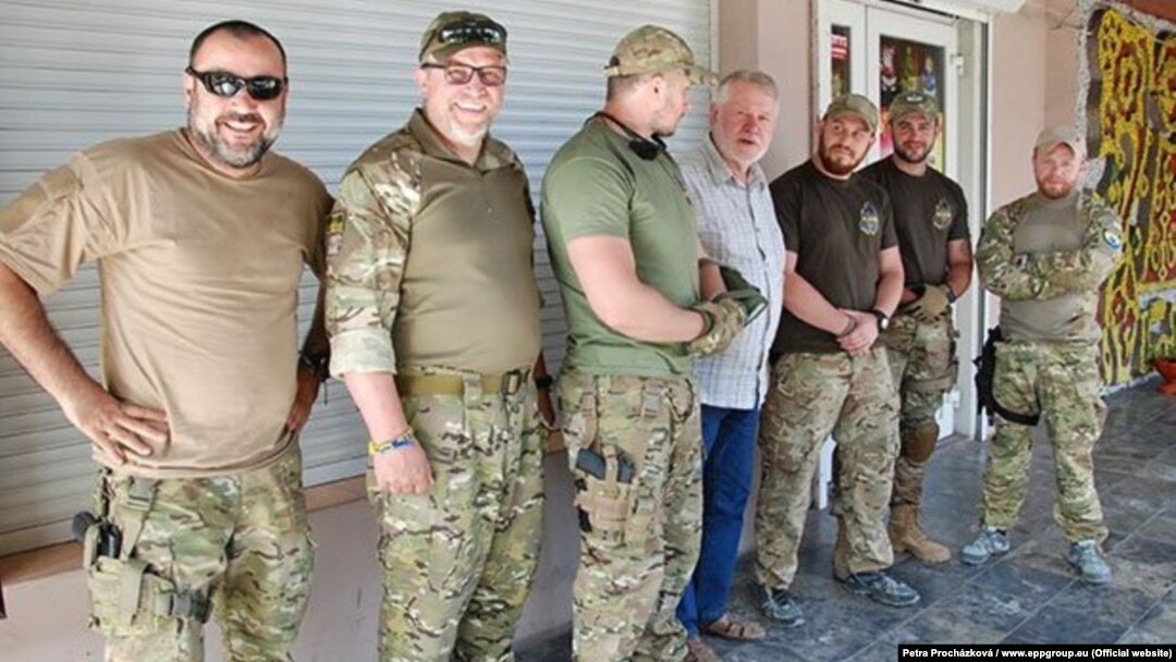 Європарламентар Яромір Штєтіна на зустрічі з бійцями батальйону «Азов». (Зліва направо) Доброволець з Грузії «Заза», колишній міністр юстиції Роман Зварич, командир батальйону «Азов» поряд з європарламентарем (Фото: Petra Procházková)