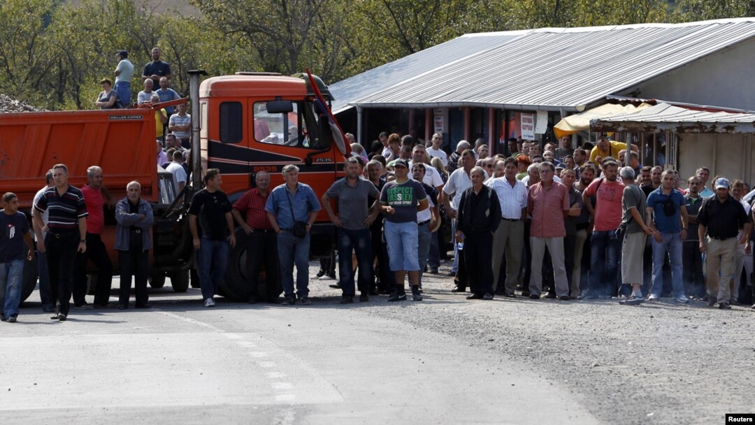 Lokalni Srbi okupljeni u blizini barikada kod prelaza Jarinje, 16. septembar 2011.