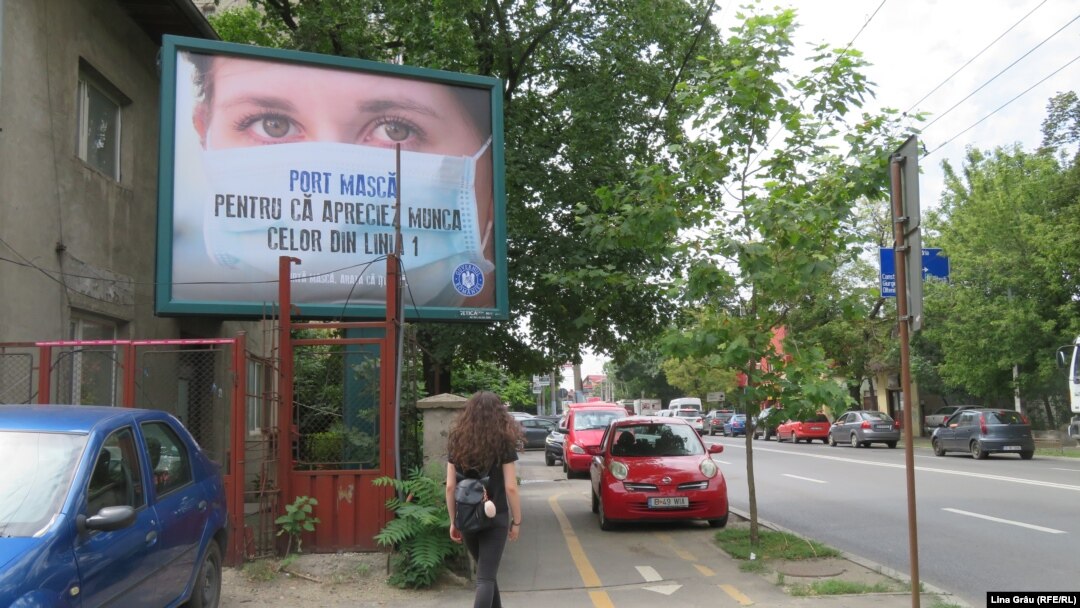 Panou publicitar în stradă, Port mască pentru că apreciez munca celor din linia întâi, campanie a Guvernului României