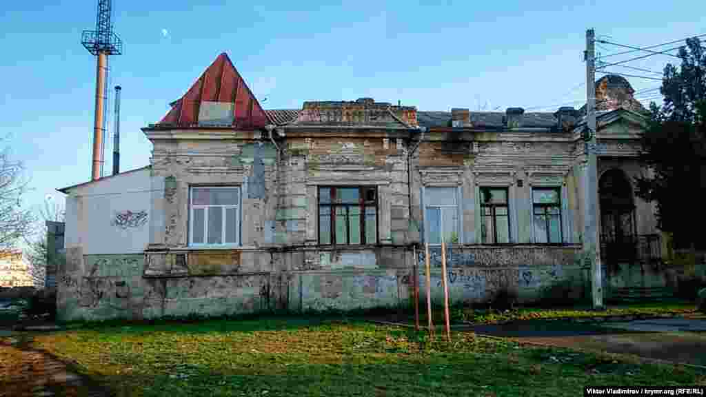 В этой части улица Ленина пересекается с улицей Студенческой. Здесь же она и заканчивается. Еще одно старое здание с неприглядным фасадом. По данным краеведов, в 1904 году здание построил бухгалтер городской управы Василий Макурин. В одной половине дома он жил с семьей, а в другой устроил курсы по подготовке бухгалтеров. В 1920 году в доме располагались штаб Красной Армии и комнаты Михаила Фрунзе, а во время Второй мировой войны жили немецкие офицеры-гестаповцы. Слева за зданием осталась труба не сохранившейся «Паромукомольной мельницы Граната». Это высшая топографическая точка Симферополя