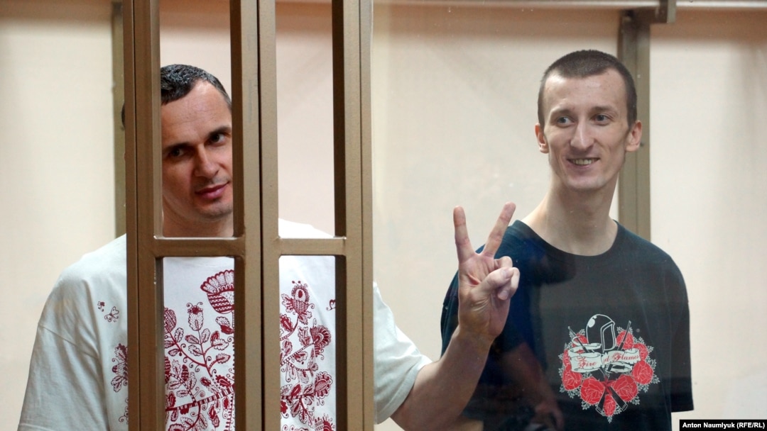 Олег Сенцов (ліворуч) і Олександр Кольченко в російському суді, Ростов-на-Дону, 25 серпня 2015 року