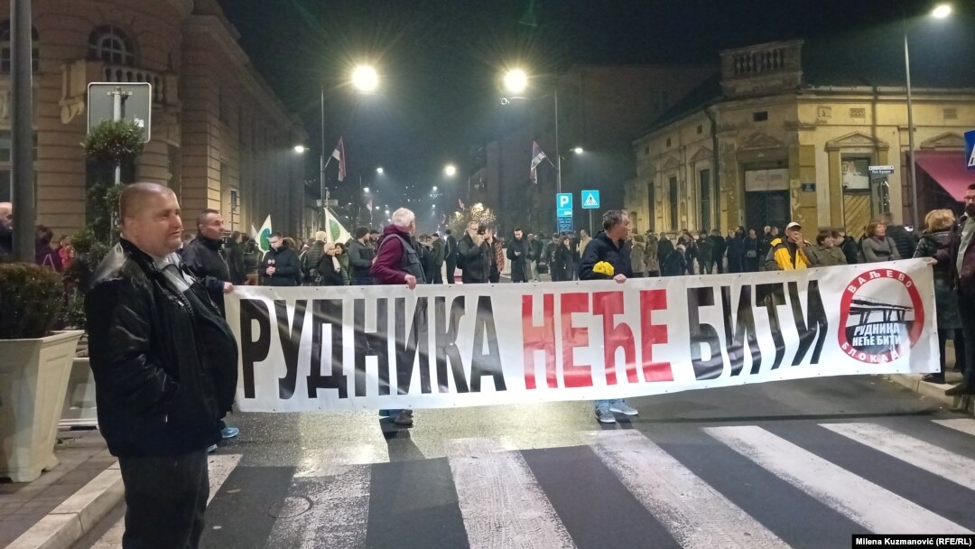 Okupljeni na protestu u Valjevu u zapadnoj Srbiji zbog geoloških istraživanja kanadske kompanije Euro litijum Balkan, 19. novembar 2024. 
