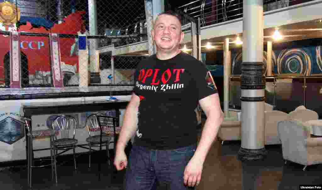 Евгений Жилин, 1976–2016 Жилин родился в Харькове, после распада СССР открыл зал для занятий смешанными единоборствами, работал в украинской полиции. Во время беспорядков в 2014 году Жилин и его друзья по спортзалу, которые еще в 2010 году объединились в пророссийскую организацию "Оплот", начали нападать на проукраинских протестующих. Бывший полицейский был обвинен в похищении людей и пытках. Он провел один день в качестве президента самопровозглашенной "Харьковской народной республики", а когда украинские власти вернули ситуацию в городе под свой контроль, сбежал в Москву. В сентябре 2016 года он обедал с другом в подмосковном ресторане, когда мужчина с "накладными усами и в панамке" поднялся из-за соседнего столика и выстрелил в Жилина, убив его на месте.