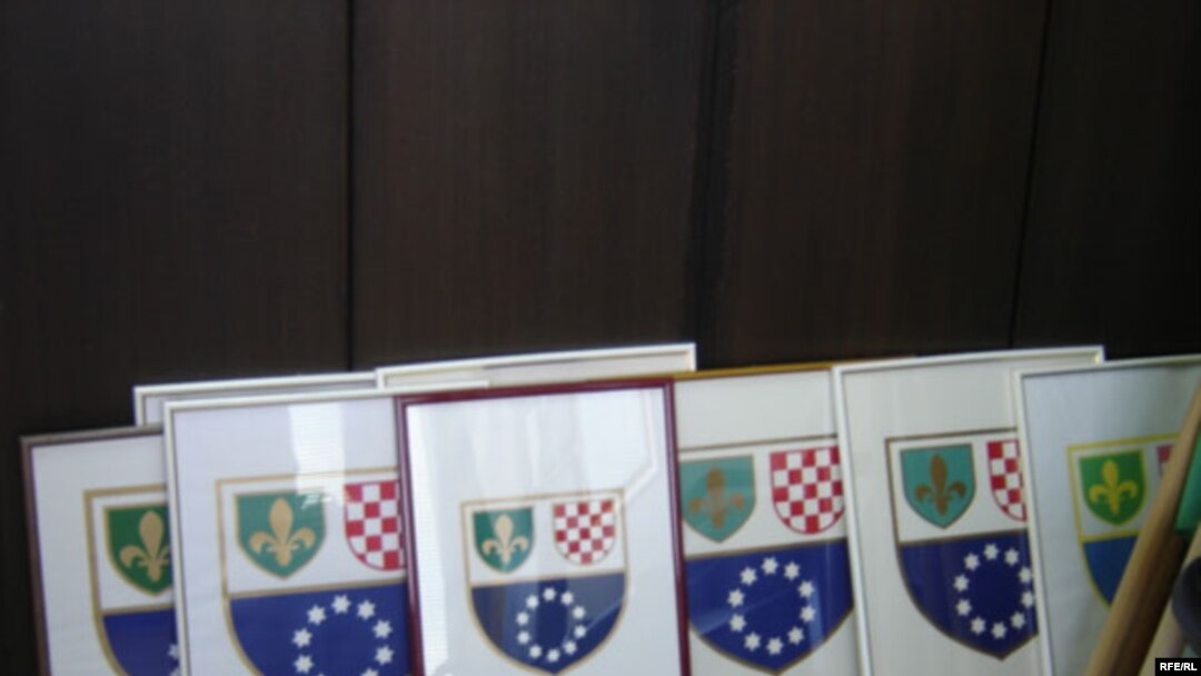 Nekadašnji grb Federacije BiH koji je proglašen neustavnim, Autor: Midhat Poturović