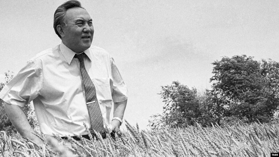 Президент Казахстана Нурсултан Назарбаев на пшеничном поле. 1992 год.